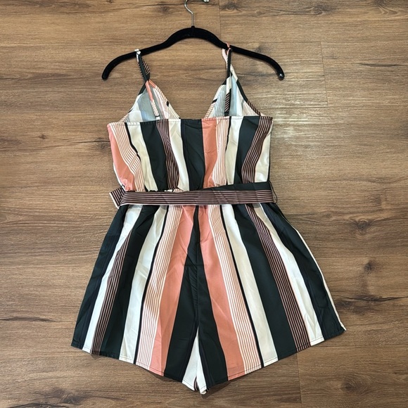 Women's Striped V Neck Romper w/Belt. Size Small. - Picture 3 of 7